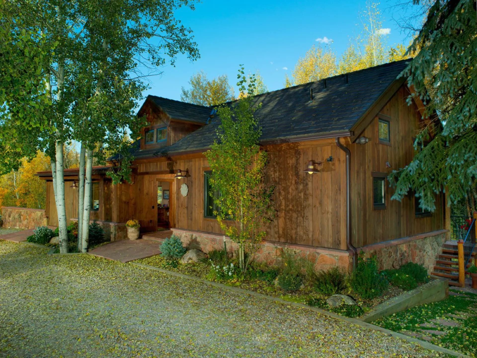 Exterior of a Guida Construction custom mountain home at dusk.